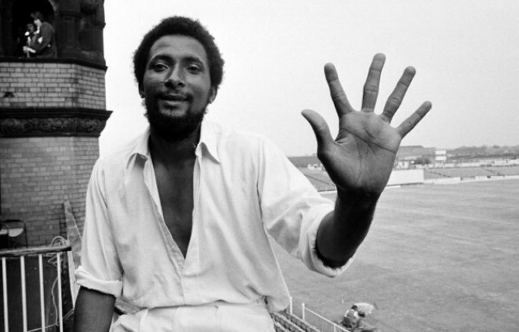 অ্যান্ডি রবার্টস সাবেক ওয়েস্ট ইন্ডিজের দ্রুততম বোলার ছিলেন। ১৯৭৫ সালে অস্ট্রেলিয়ার বিপক্ষে প্রতি ঘণ্টায় ১৫৯.৫ কিলোমিটার বেগে বল করেন।