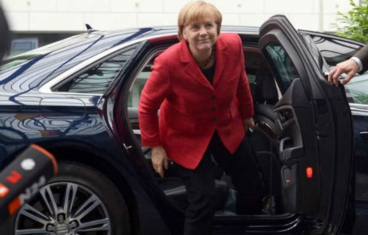 অ্যাঞ্জেলা মার্কেল : অ্যাঞ্জেলা মার্কেল জার্মান চ্যান্সেলর। তিনি অডি এ৮এল সিকিউরিটি গাড়িটি ব্যবহার করেন।