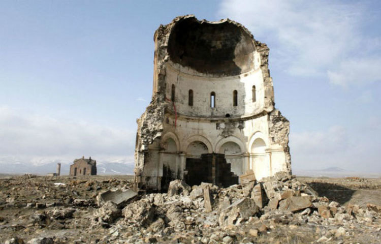 অ্যানি : তুরস্কের এই ধ্বংসপ্রাপ্ত নগরী অনেক পুরনো। মেডিয়াভেলিয়ান যুগের আর্মেনীয়দের গড়ে তোলা শহর। রাজপ্রাসাদ, সেনাদুর্গসহ অনেক ঐতিহাসিক স্থাপনা রয়েছে এ শহরে। এখানেই বহু মানুষের বাস ছিল একটা সময়। কিন্তু আজ সবই খালি। লোকে বলে, এখন সেখানে ভূতের বাস।