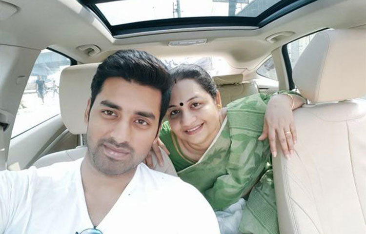 অঙ্কুশ হাজরা : মায়ের সঙ্গে সেলফি তুলছেন অঙ্কুশ। অভিনয়ের ফাঁকে অবসর পেলেই তিনি মাকে নিয়ে ঘুরতে বের হন।