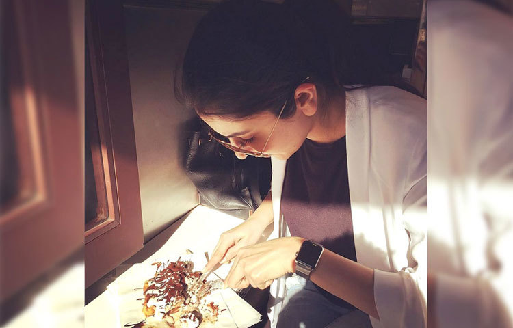 অনুশকা শর্মা : অবসরে নিজের খাবার নিজেই তৈরি করে খেতে পছন্দ করেন তিনি।