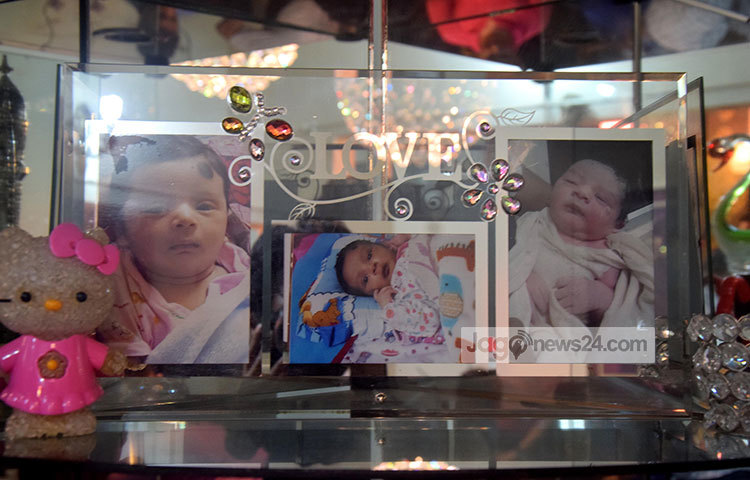 শাকিব-অপু পুত্র আব্রাহাম খান জয় জন্মের কিছুদিন পরের ছবি বাঁধাই করে। ছবি : মাহবুব আলম