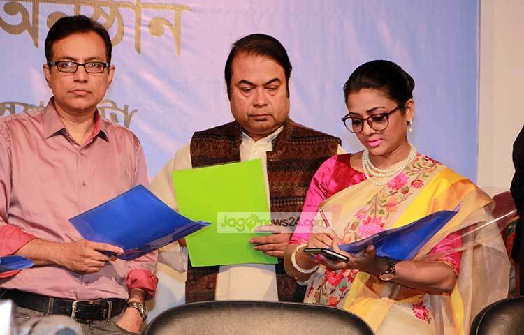 অভিনয় শিল্পী সংঘের নব-নির্বাচিত নেতারা শপথ গ্রহণ করলেন। শপথ অনুষ্ঠিত হয় বুধবার (১৫ ফেব্রুয়ারি) সন্ধ্যা সাড়ে ছয়টায় বাংলাদেশ শিল্পকলা একাডেমির চিত্রশালায়। ছবি : মাহবুব আলম