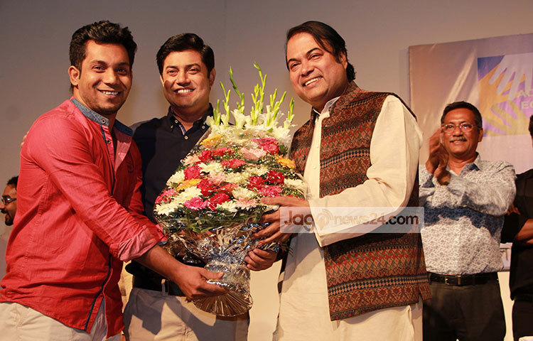 সংগঠনের সভাপতি শহিদুল আলম সাচ্চুকে ফুল দিয়ে শুভেচ্ছা জানানো হচ্ছে। ছবি : মাহবুব আলম