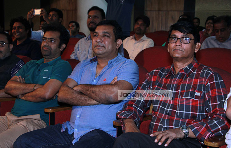 শপথ গ্রহণ অনুষ্ঠানে অভিনয় শিল্পীরা। নব-নির্বাচিত শিল্পী সংঘের এই কমিটির মেয়াদ আগামী দুই বছর। প্রথমবারের মতো শিল্পী সংঘের এই নির্বাচন অনুষ্ঠিত হয় গেল ১০ ফেব্রুয়ারি। ছবি : মাহবুব আলম