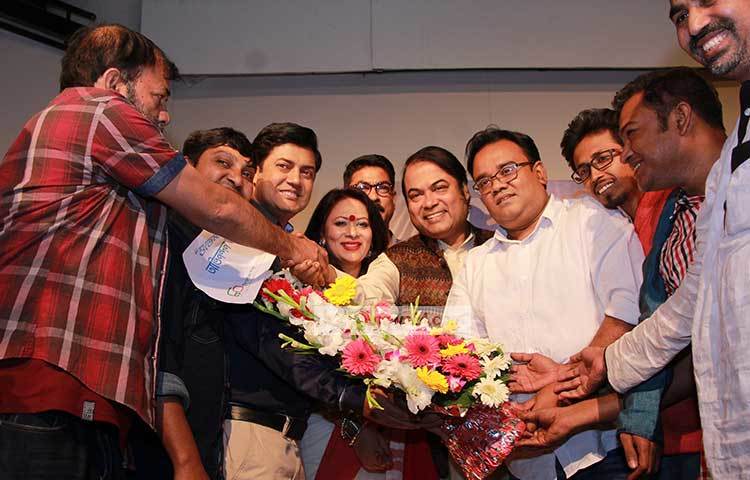 শপথ গ্রহণ শেষে শিল্পী সংঘের নব-নির্বাচিত কমিটির নেতাদের ফুল দিয়ে শুভেচ্ছা জানানো হয়। ছবি : মাহবুব আলম