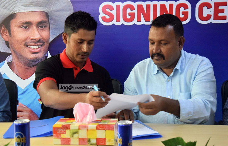 চুক্তিপত্রে স্বাক্ষর করছেন মোহাম্মদ আশরাফুল। চুক্তিতে সহযোগিতা করছে কোমল পানীয় ব্রেভার। ছবি : মাহবুব আলম