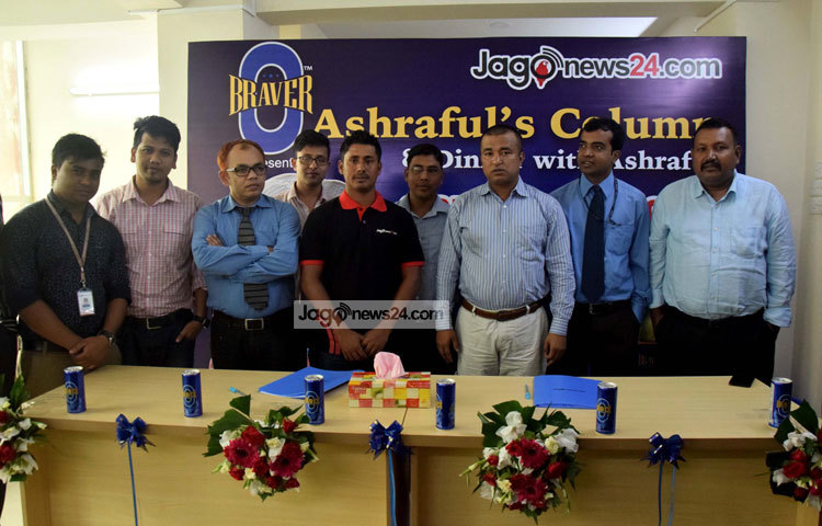 চুক্তিস্বাক্ষর অনুষ্ঠান শেষে জাগো নিউজ পরিবারের সঙ্গে ফটোসেশনে মোহাম্মদ আশরাফুল। ছবি : মাহবুব আলম