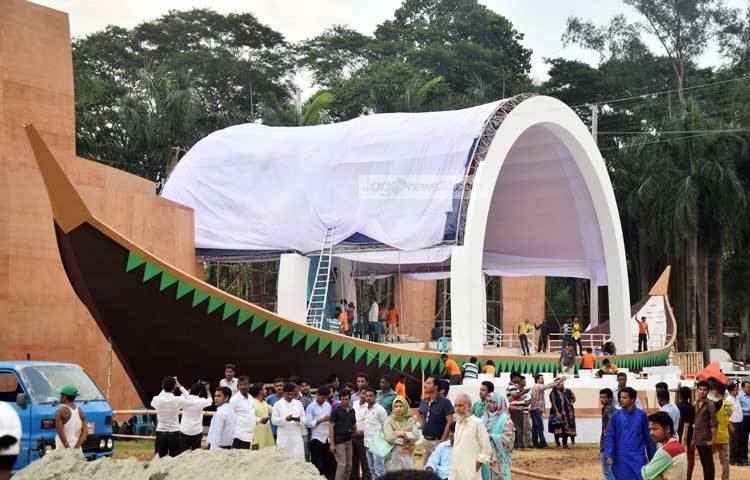 আসছে শনি ও রোববার (২২ ও ২৩ অক্টোবর) রাজধানীর সোহরাওয়ার্দী উদ্যানে অনুষ্ঠিতব্য আওয়ামী লীগের জাতীয় সম্মেলন উপলক্ষে চলছে মূল মঞ্চ প্রস্তুতি। ছবি : মাহবুব আলম
