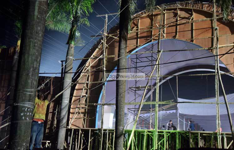 আওয়ামী লীগের জাতীয় সম্মেলন উপলক্ষে বেশ কয়েকটি গেট সাজানো হচ্ছে। ছবি : মাহবুব আলম