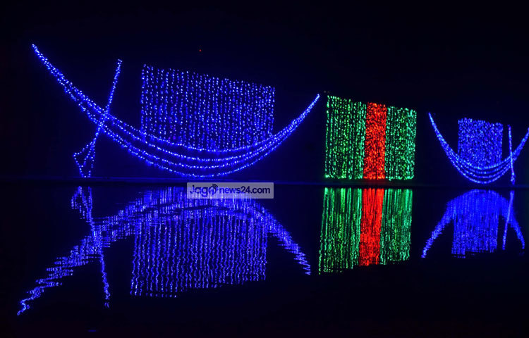 এরকমের বর্ণিল সাজে সাজানো হচ্ছে সম্মেলন স্থান ও তার আশপাশ। ছবি : মাহবুব আলম