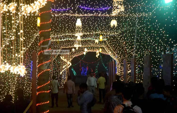 এ রকমের বৈদ্যুতিক আলোর সাজে সেজে উঠছে সম্মেলন স্থল। ছবি : মাহবুব আলম