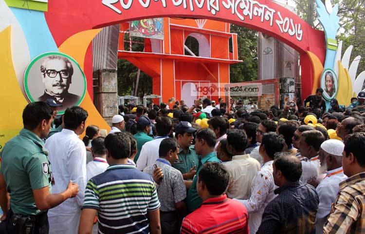 আজ রাজধানীর সোহরাওয়ার্দী উদ্যানে বাংলাদেশ আওয়ামী লীগের ২০তম সম্মেলন উপলক্ষে নেতাকর্মীর ঢল নেমেছে। ছবি : বিপ্লব দিক্ষিৎ