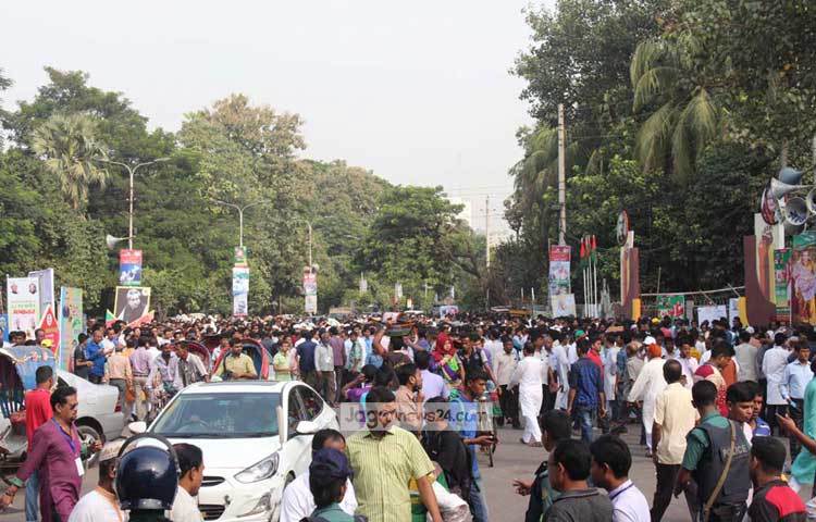 সম্মেলনে আগতদের পদযাত্রা নির্বিঘ্ন করার জন্য সোহরাওয়ার্দী উদ্যানের সামনের এই রাস্তায় সব ধরনের যান চলাচল বন্ধ হয়েছে। ছবি : বিপ্লব দিক্ষিৎ