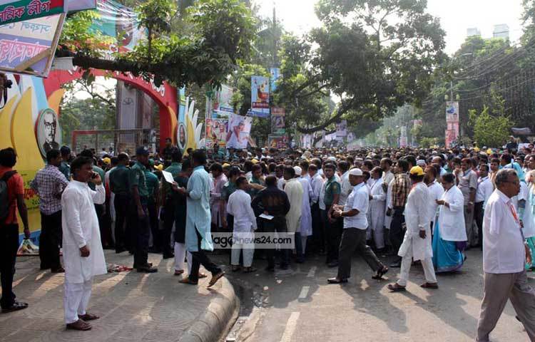 জাতীয় সংগীতের মধ্য দিয়ে জাতীয় পতাকা উত্তোলন করে আওয়ামী লীগের ২০তম ত্রিবার্ষিক জাতীয় সম্মেলনের উদ্বোধন করেছেন প্রধানমন্ত্রী ও আওয়ামী লীগ সভাপতি শেখ হাসিনা। ছবি : বিপ্লব দিক্ষিৎ
