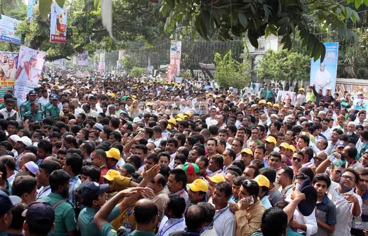 সম্মেলন উপলক্ষে রাজধানীর সোহরাওয়ার্দী উদ্যানে সকাল থেকে নেতা-কর্মীরা জড়ো হন। ছবি : বিপ্লব দিক্ষিৎ