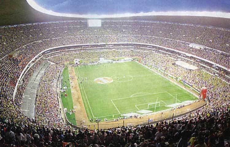 আজটেকা স্টেডিয়াম : মেক্সিকোর আজটেকা স্টেডিয়ামের দর্শক ধারণ ক্ষমতা ১ লক্ষ। এছাড়া দুটি বিশ্বকাপ ফাইনাল সফলভাবে আায়োজন করার জন্যও এই স্টেডিয়াম বিখ্যাত।