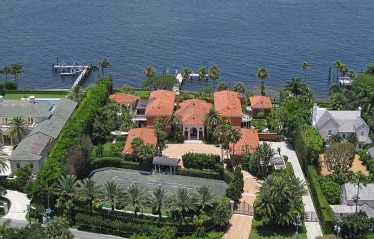 ব্লোসেমিস্টেজ, ফ্লোরিডা : বাড়িটির বিশেষ বৈশিষ্ট্য হচ্ছে বাড়িটিতে রয়েছে নিজস্ব ফেরিঘাট ও বিশাল টেনিস কোর্ট। বাড়িটির নির্মাণ ব্যয় ১৩০ মিলিয়ন ডলার।