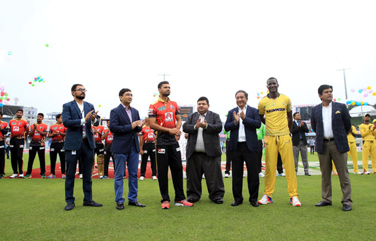 বিপিএল-এর উদ্বোধনী ম্যাচটাই পড়ে গেলো পুরোপুরি দুর্ভাগ্যের কবলে। উদ্বোধনী ম্যাচেই মুখোমুখি হওয়ার কথা বর্তমান চ্যাম্পিয়ন কুমিল্লা ভিক্টোরিয়ান্স এবং রাজশাহী কিংস। কিন্তু বৃষ্টির বাগড়ায় আর খেলাই গড়াতে পারেনি মাঠে। ছবি : বিসিবি