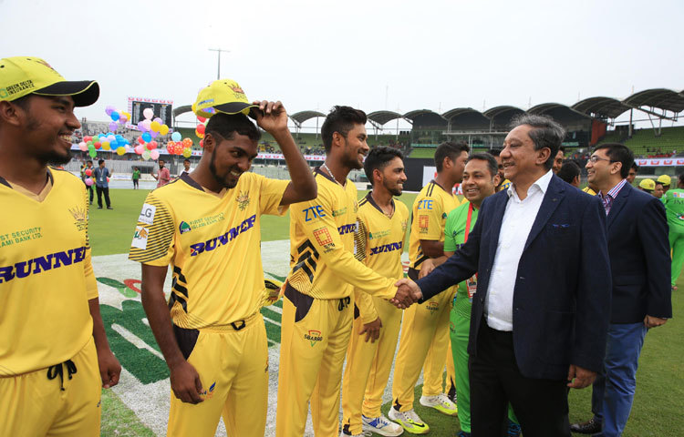 খেলা শুরুর নির্ধারিত সময় দুপুর আড়াইটা। সে অনুযায়ী সময়মত টসও হয়েছে; টসের পর পরই বৃষ্টির কারণে খেলা রয়েছে বন্ধ। ছবি : বিসিবি