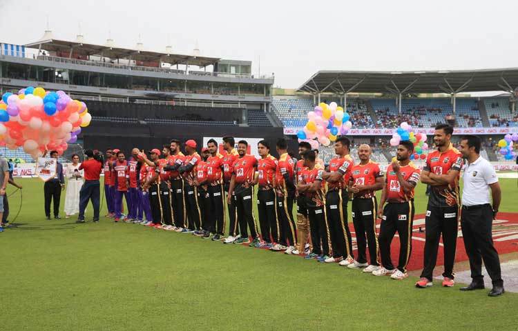 সূচনা পর্বে কুমিল্লা ভিক্টোরিয়ান্স। জয়ের প্রত্যয়ে মাঠে নেমেছিলো সবাই। ছবি : বিসিবি