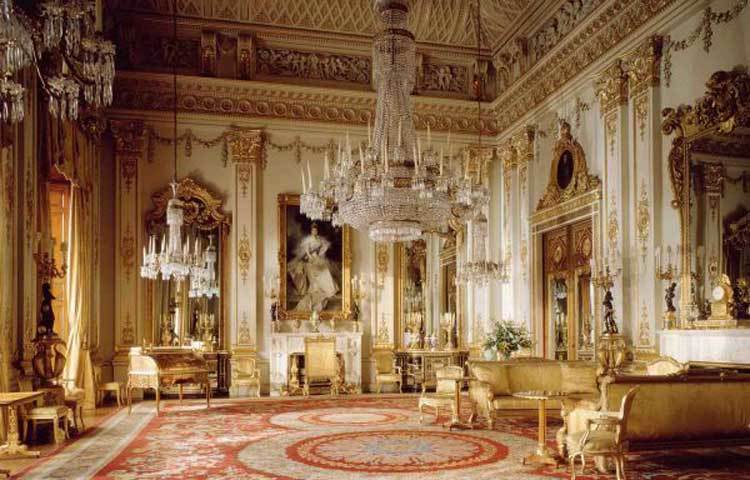 বাকিংহাম প্যালেস, ইংল্যান্ড : রানী দ্বিতীয় এলিজাবেথের বাসভবন বাকিংহাম প্যালেস বিশ্বের সবচেয়ে ব্যয়বহুল বাড়ি। এটি নির্মাণ করা হয় ১৭০৩ সালে। এই প্রাসাদটিতে রয়েছে মোট ৭৭৫ টি কক্ষ। বাড়িটির নির্মাণ ব্যয় ১.৫৫ বিলিয়ন ডলার।