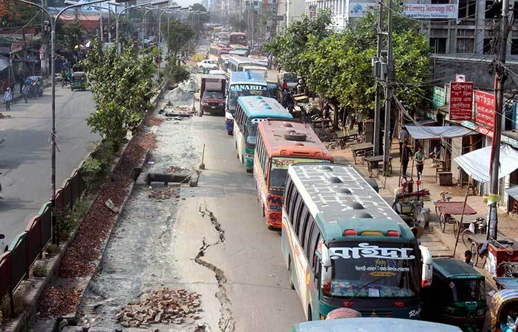 বাড্ডা এলাকার রাস্তায় যানজটের ফলে জীবনযাত্রা থমকে গেছে। ছবি : বিপ্লব দিক্ষিৎ
