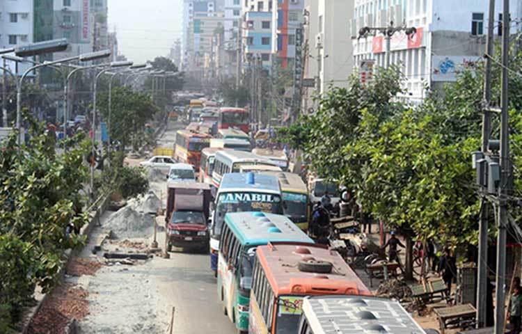 এলাকাবাসী আশা করছে দ্রুত ড্রেনেজ ব্যবস্থার কাজ শেষ হবে এবং তারা অসহনীয় যানজট থেকে মুক্তি পাবে। ছবি : বিপ্লব দিক্ষিৎ