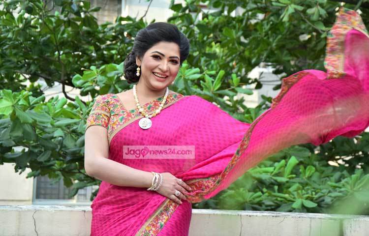 সবুজের মাঝে মিশে গেছেন বাঁধন। প্রকৃতির সবুজ মায়া তার খুব ভালোলাগে। ছবি : মাহবুব আলম।