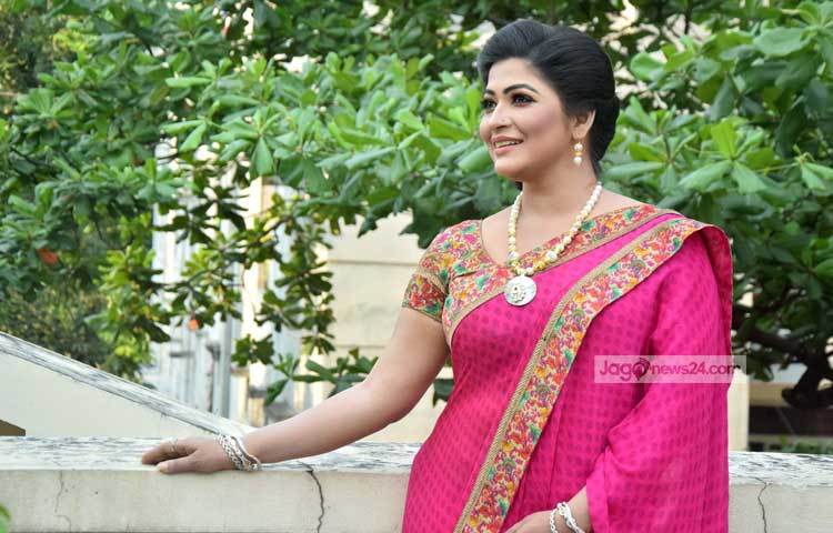 কাজের গুনগতমান বজায় রাখার প্রত্যয় ব্যক্ত করে তিনি বলেন, &lsquo;আমি কখনও চাইনি এক সঙ্গে অনেক নাটকে অভিনয় করতে হবে। আমি আসলে নিজেকে দেখতে চেয়েছি ভালো মানের কাজ করা একজন অভিনেত্রী হিসেবে।&rsquo; ছবি : মাহবুব আলম।