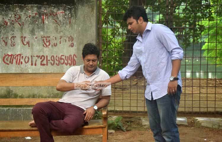 অভিনেতা আহসান হাবীব নাসিমকে চা এগিয়ে দিচ্ছেন। &lsquo;মেঘে ঢাকা শহর&rsquo; ধারাবাহিকে তাদের এ দৃশ্যে অভিনয় করতে দেখা যাবে। ছবি&nbsp; : মাহবুব আলম।