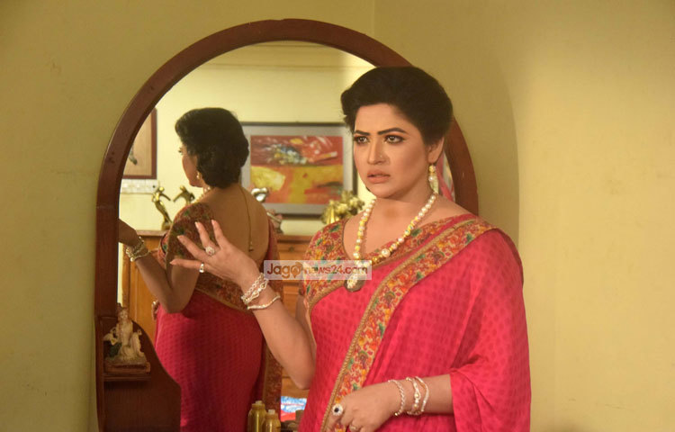 কান্নার দৃশ্যে অভিনয় করছেন জনপ্রিয় অভিনেত্রী লাক্স তারকা আজমেরি হক বাঁধন। ছবি : মাহবুব আলম।