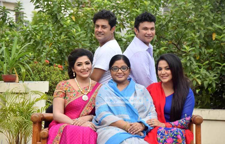 বর্তমান প্রজন্মের জনপ্রিয় চার তারকার সঙ্গে একান্ত ভুবনে ডলি জহুর। ছবি : মাহবুব আলম।