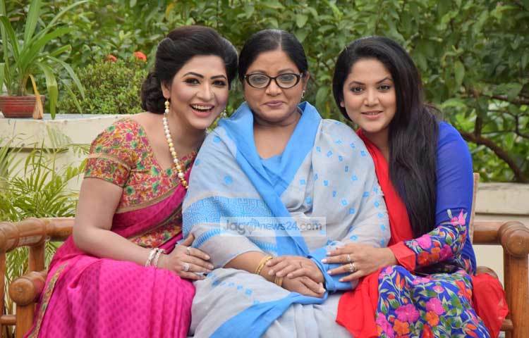 &lsquo;মেঘে ঢাকা শহর&rsquo; ধারাবাহিকের জনপ্রিয় তিন অভিনেত্রী বাঁধন ডলি জহুর ও ঊর্মিলা। &lsquo;এটি একটি যৌথ পরিবারের গল্প নিয়ে নির্মিত হয়েছে। ছবি : মাহবুব আলম।