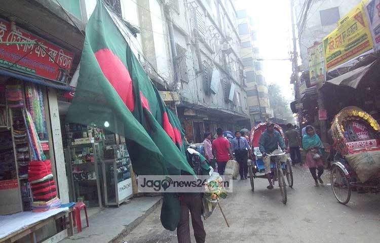 আজকের দিনশেষে উদিত হবে লাল-সবুজের সূর্য। আগামীকাল মহান বিজয় দিবস। বিজয়ের মাস এলে শহর, নগর ও বন্দরে ফেরিওয়ালারা পতাকা বিক্রি করে। ছবি : সালাহ উদ্দিন মাহমুদ