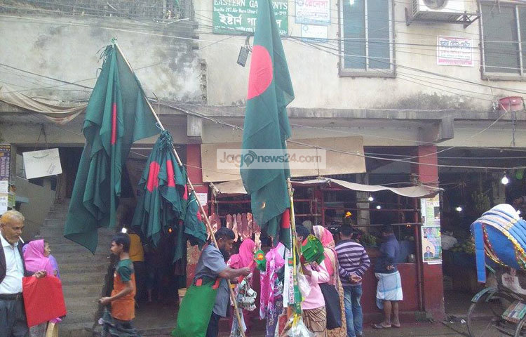 বিজয় দিবসকে কেন্দ্র করে সর্বস্তরের মানুষ বিভিন্নভাবে প্রস্তুতি নিতে থাকেন। পথে পথে পত পত করে ওড়ে লাল-সবুজের পতাকা। ছবি : সালাহ উদ্দিন মাহমুদ