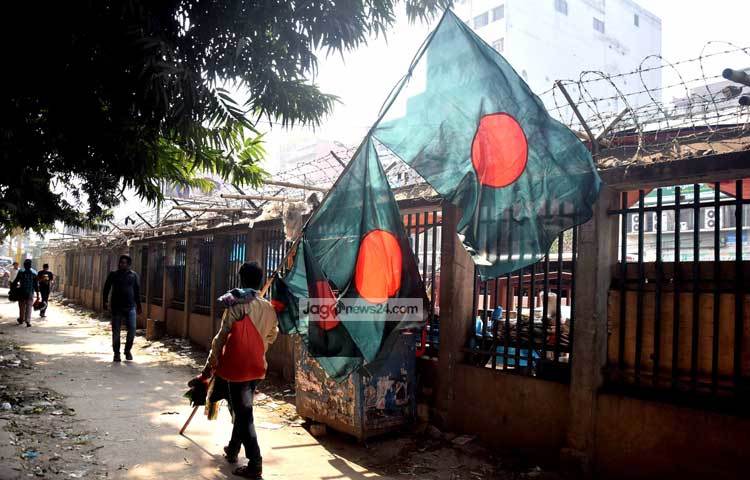 পতাকা নিয়ে ছুটছেন পতাকার ফেরিওয়ালা। তাদের পতাকায় বিভিন্ন স্থাপনা সেজে ওঠে বিজয়ের রঙে। মানুষের পোশাকেও আসে পরিবর্তন। লাল-সবুজের রঙে সাজেন দেশপ্রেমিকরা। ছবি : মাহবুব আলম