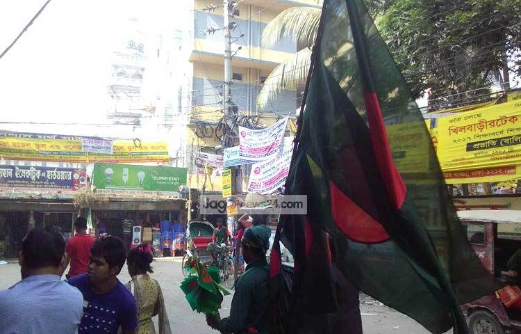 ডিসেম্বর মাসকে কেন্দ্র করে লাল-সবুজের পতাকা নিয়ে শহরের অলি-গলি ঘুরে বেড়ান একদল মানুষ। যাদের আমরা বলি &lsquo;পতাকার ফেরিওয়ালা&rsquo;। ছবি : সালাহ উদ্দিন মাহমুদ