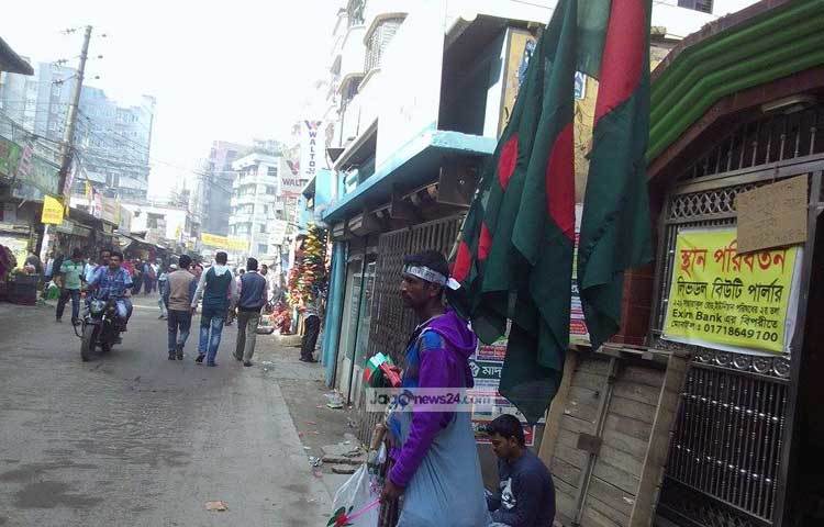 কথা হয় ভৈরবের নুরুল হকের সঙ্গে। বাড্ডার রত্নগর্ভা ফরিদা জামান স্কুল অ্যান্ড কলেজের সামনে পতাকা বিক্রি করছেন তিনি। কথা প্রসঙ্গে তিনি জাগো নিউজকে বলেন, &lsquo;দেশের পতাকা বিক্রি করে আমি গর্বিত। ছবি : সালাহ উদ্দিন মাহমুদ