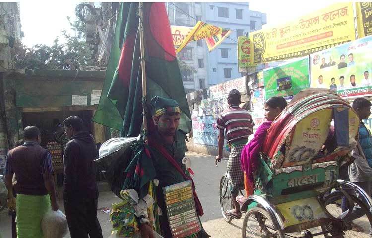 মাদারীপুরের শিবচর উপজেলার জয়নাল আবেদিন শুধু পতাকা বিক্রি করতে এসেছেন ঢাকায়। তিনি জানান, মাত্র ১০ দিন পতাকা বিক্রি করেন তিনি। বাকি সময় অন্য কাজ করেন। পতাকা বিক্রি করতে করতে শিবচর থেকে ঢাকায় চলে এসেছেন। ছবি : সালাহ উদ্দিন মাহমুদ