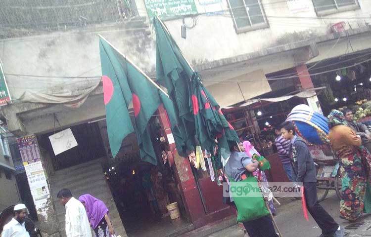 পতাকার ফেরিওয়ালার বাতাসে উড়ছে মুক্তির নিশান। ব্যাগে মাথার ব্যান্ডানা, হাতের ব্রেসলেট বা রিস্টব্যান্ড, কাগজের পতাকা ইত্যাদি। ছবি : সালাহ উদ্দিন মাহমুদ