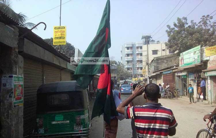 এভাবে পতাকার ফেরিওয়ারা সকাল সন্ধ্যা পতাকা বিক্রি করছেন। ছবি : সালাহ উদ্দিন মাহমুদ