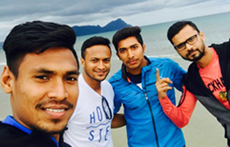 সেলফি তুলতে ব্যস্ত তারা। ভালো খেলা উপহার দেওয়ার প্রত্যাশায় নিউজিল্যান্ড সফর করছেন।