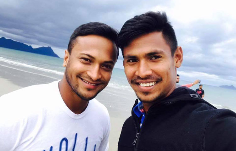 মোস্তাফিজ-সাকিব সেলফিতে বন্দি হয়েছেন।