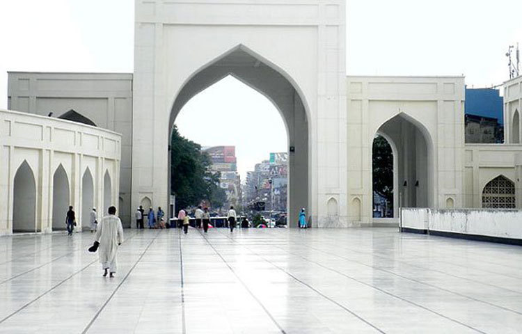 আট তলাবিশিষ্ট মসজিদটির প্রধান কক্ষের ছাদের উপর গম্বুজের অনুপস্থিতি মসজিদ স্থাপত্যের একটি বিরল বৈশিষ্ট্য।