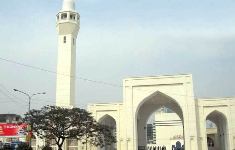 মসজিদের প্রধান কক্ষটি তিন দিক থেকে বারান্দা দিয়ে ঘেরা। মেহরাবটি অর্ধ-বৃত্তাকারের পরিবর্তে আয়তাকার।