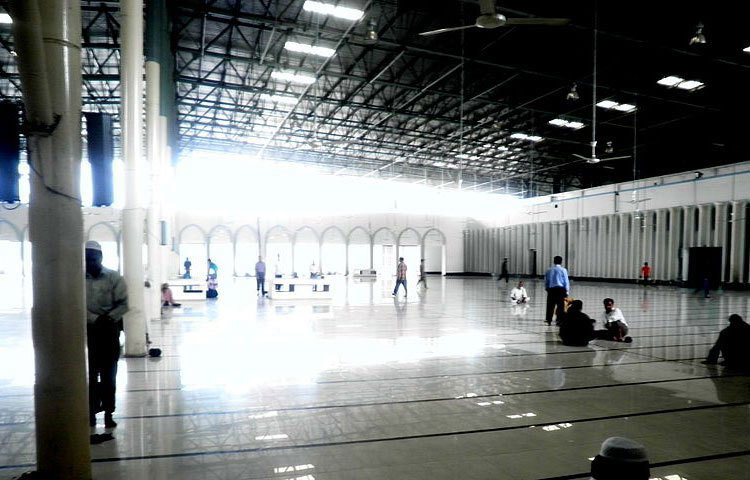 বিশিষ্ট স্থপতি টি আব্দুল হুসেন থারিয়ানি মসজিদ কমপ্লেক্সটির নকশা প্রণয়ন করেন।