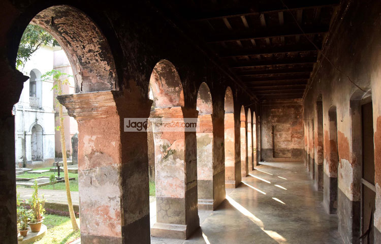 উপযুক্ত সংস্কারের অভাবে বালিয়াটি জমিদার বাড়ির দেয়ালের পলেস্তারা খসে পড়ছে। ছবি : মাহবুব আলম