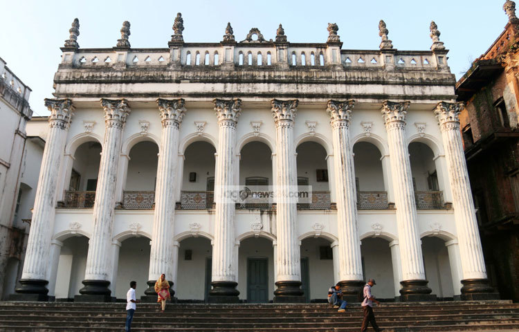 রাজধানী ঢাকা থেকে প্রায় পঞ্চাশ কিলোমিটার উত্তর পশ্চিম দিকে এবং মানিকগঞ্জ জেলা শহর থেকে প্রায় আট কিলোমিটার পূর্ব দিকে ইতিহাসের সাক্ষী হয়ে দাঁড়িয়ে আছে বালয়াটি প্রাসাদ। ছবি : মাহবুব আলম