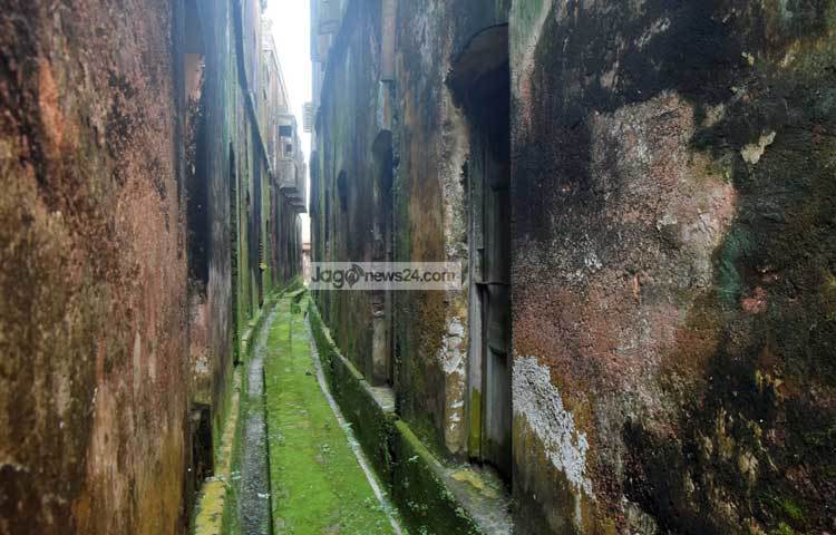 সময়ের ব্যবধানে ভবনগুলো ধ্বংসের প্রহর গুণলেও আজও ঠাঁয় দাঁড়িয়ে জানান দেয় বালিয়াটির জমিদারদের সেকালের বিত্ত-বৈভবের কথা। ছবি : মাহবুব আলম